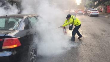 Durante la revisión, del interior del vehículo comenzaron a salir llamas, por lo que los policías ayudaron al automovilista a descender y utilizaron un extintor para sofocar el fuego de manera oportuna.