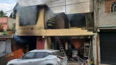 En el mismo incidente, un hombre resultó con quemaduras y fue trasladado a un hospital por sus propios familiares para recibir atención médica.