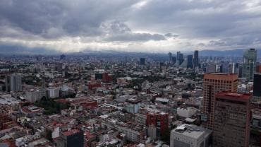 Ante este escenario, la SGIRPC recomendó a la población retirar objetos que puedan caer, evitar transitar cerca de árboles, postes o estructuras inestables, y asegurar techos, láminas y anuncios.