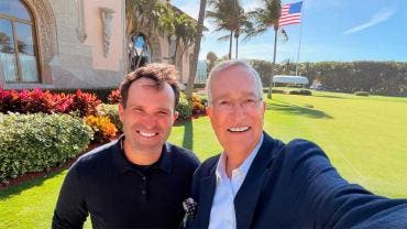 Ricardo Salinas Pliego junto a su hijo Hugo Salinas Sada 