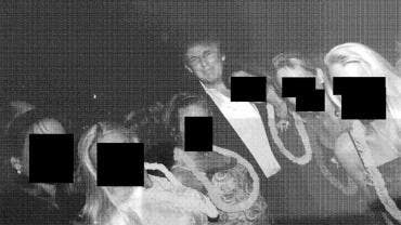 Donald Trump acompañado de varias mujeres