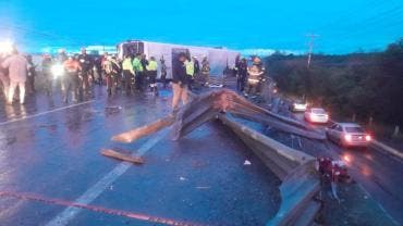 volcadura autobus Apodaca al menos 8 muertos.jpg