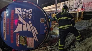 vuelca pipa Estadio Azteca.jpg