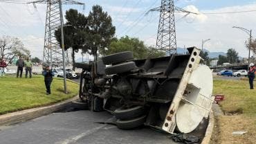 Durante las labores, Tránsito capitalino implementó cortes y desvíos a la circulación para facilitar los trabajos y evitar nuevos percances en la zona.