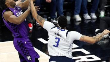 Anthony Davis reaparece tras lesión 