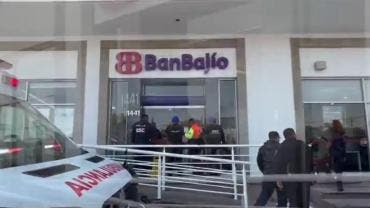 En el sitio, el gerente del banco informó a los uniformados que uno de los sujetos entregó una nota intimidatoria a una cajera, exigiendo dinero en efectivo