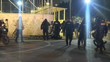 El uniformado inició una persecución y durante el intercambio de disparos, tanto él como uno de los implicados cayeron al suelo, mientras que un segundo sospechoso logró darse a la fuga.