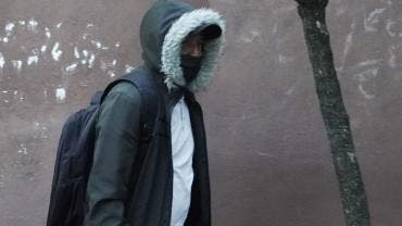 Las autoridades recomendaron a la población usar al menos tres capas de ropa, preferentemente de algodón o lana