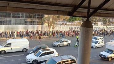 Durante este sábado, usuarios denunciaron largas filas, retrasos y saturación para abordar las unidades de RTP.