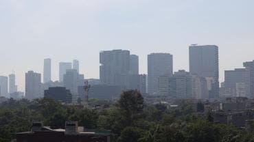 De acuerdo con el Sistema de Monitoreo Atmosférico de la Ciudad de México, las condiciones meteorológicas seguirán siendo adversas, lo que favorece la acumulación de precursores de ozono.