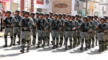 Personal de la Guardia Nacional realiza labores de vigilancia este martes, en Tapachula