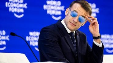 Las gafas de Macron en Davos: Un accesorio que generó debates sobre privacidad y estilo en la política