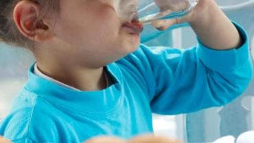 Niña tomando agua 