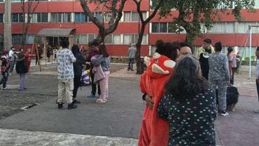 Sismo fuerte sorprende a México 
