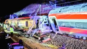 suman 10 muertos descarrilamiento trenes Espana.jpg