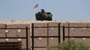 Vehículo blindado con la bandera de Estados Unidos, en la frontera de Ciudad Juárez