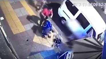 mujer arroja a la avenida carriola con todo y bebé