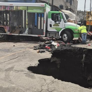 evacuan ocho familias socavon Renovacion Iztapalapa.jpg
