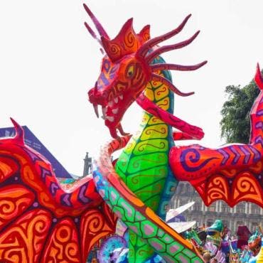 De acuerdo con la tradición, los alebrijes son seres imaginarios que combinan rasgos de animales reales y fantásticos
