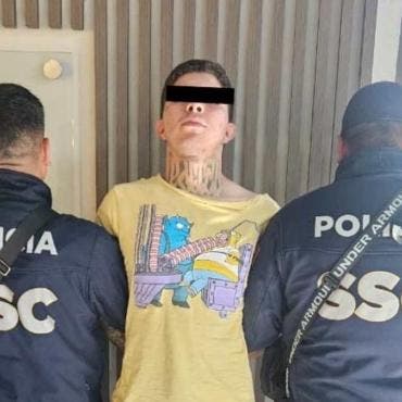De acuerdo con las autoridades, Donovan fue aprehendido en posesión de un arma, drogas y ropa, elementos que podrían relacionarlo con el crimen cometido el 13 de octubre.