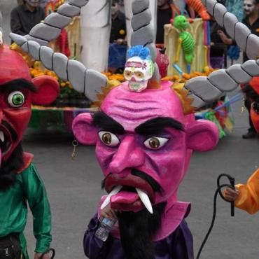 A lo largo del trayecto, la multitud disfrutó de coloridas representaciones y música, en una fiesta donde, como dicen muchos, “no se celebra la muerte, sino la vida”.