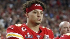 Mahomes entrena con Chiefs y sigue bajo protocolo de conmoción