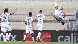 Emanuel Montejano hace una pirueta tras marcar gol en su debut en la Liga MX