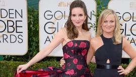 Las maestras de ceremonia Tina Fey y Amy Poehler.