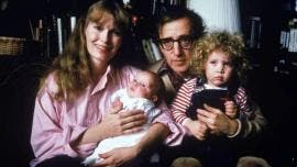 Mia Farrow y Woody Allen con sus hijos