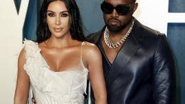 En la imagen, la celebridad Kim Kardashian (i) y el rapero Kanye West (d). EFE/Ringo Chiu