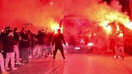 Cientos de aficionados del Atalanta se reúnen afuera del estadio