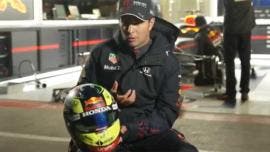 Sergio 'Checo' Pérez presenta su casco ( @SChecoPerez)