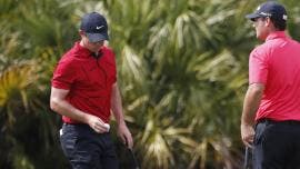 Golfistas se visten de rojo en honor a Tiger Woods en el WGC