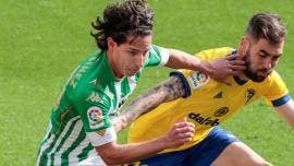 Betis vence a Cádiz con Diego Lainez y Andrés Guardado de titulares