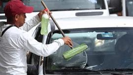 De despachador de gasolina a limpia parabrisas, Rodrigo es una víctima del desempleo (EFE)