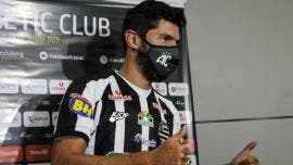 ‘Loco’ Abreu llega al club 30 de su carrera con ‘hambre’ de futbol