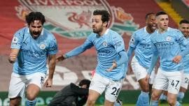 Manchester City golea a Liverpool en Anfield y le arranca la corona