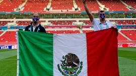 Nahuel Guzmán y Guido Pizarro posan con la bandera de México