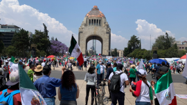 Frenaaa realiza en el Monumento a la Revolución 'juicio ciudadano' contra el presidente 
