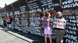 Feministas convierten valla metálica del Zócalo en homenaje a víctimas de feminicidio