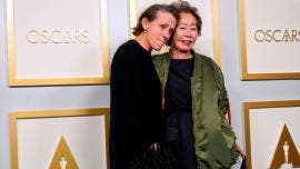 Frances McDormand, ganadora del Oscar como mejor actriz por su actuación en 'Nomadland', con Youn Yuh-jung, ganadora del Oscar como mejor actriz de reparto por su actuación en 'Minari'.