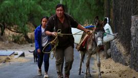 A lomo de burro, mujeres llevan agua a barrios alejados en la CDMX