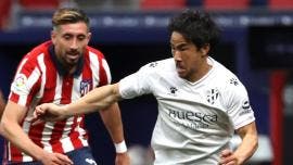 Héctor Herrera y el Atlético vencen a Huesca y se afianzan en la cima