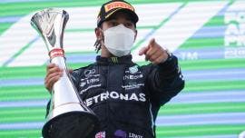 Hamilton reina en el GP de España y Checo termina en quinto lugar