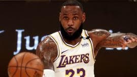 Lakers y LeBron James caen ante Suns con un Devin Booker magistral