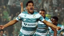 Santos golea a Puebla con doblete del ‘Mudo’ y pone un pie en la final