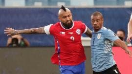 Uruguay rescata empate ante Chile con un autogol de Arturo Vidal