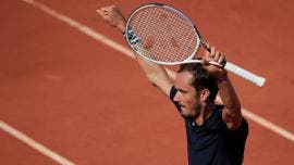 Medvedev despierta a Garín del sueño en Roland Garros