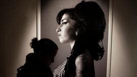 Retrato de la fallecida cantante británica Amy Winehouse hecho por el cantante y compositor canadiense Bryan Adams.