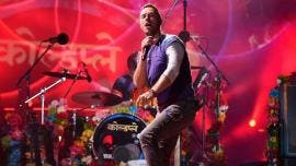 El líder de la banda británica Coldplay, Chris Martin, durante el concierto ofrecido por el grupo en el Suncorp Stadium de Brisbane, Australia.